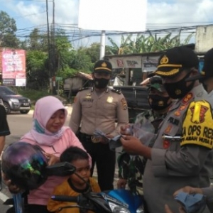 Pertahankan Zona Hijau, Polres Basel Bagikan 2000 Masker